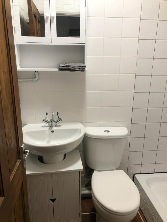 Double Room With Private Bathroom In A 2-Bedrooms House Londýn Exteriér fotografie
